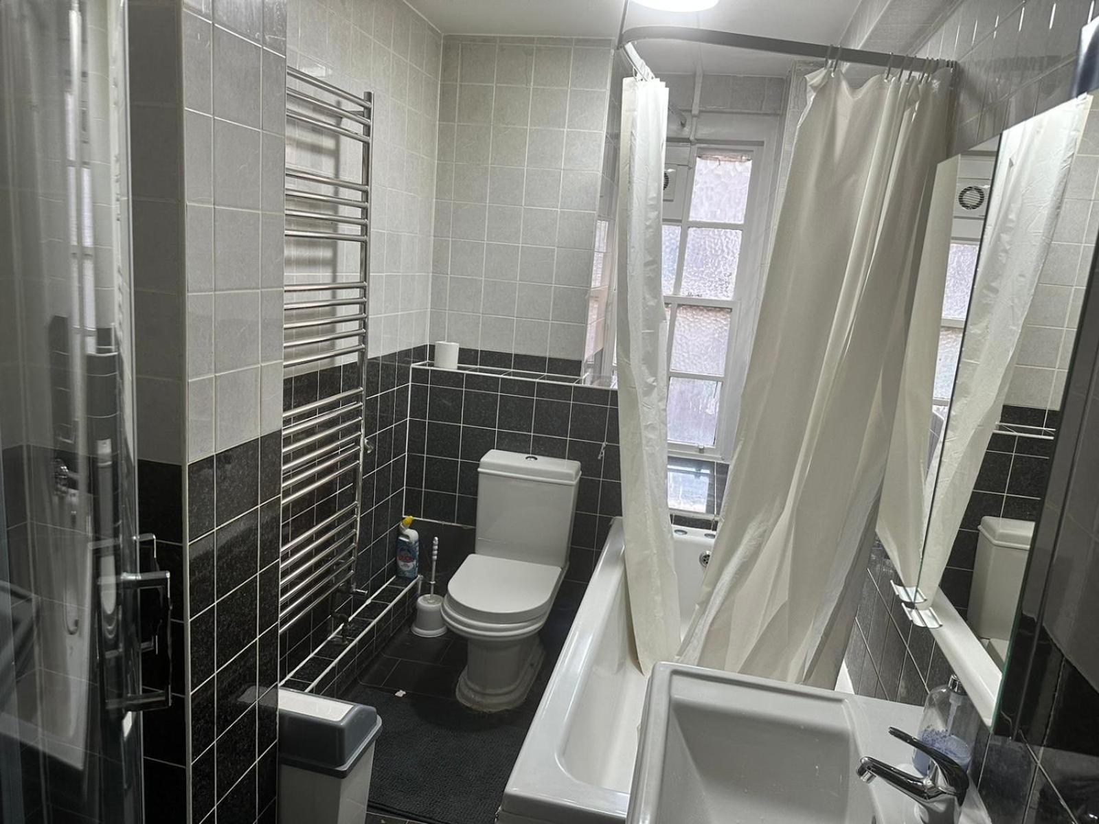 Spacious 2 Bed Flat Appartamento Londra